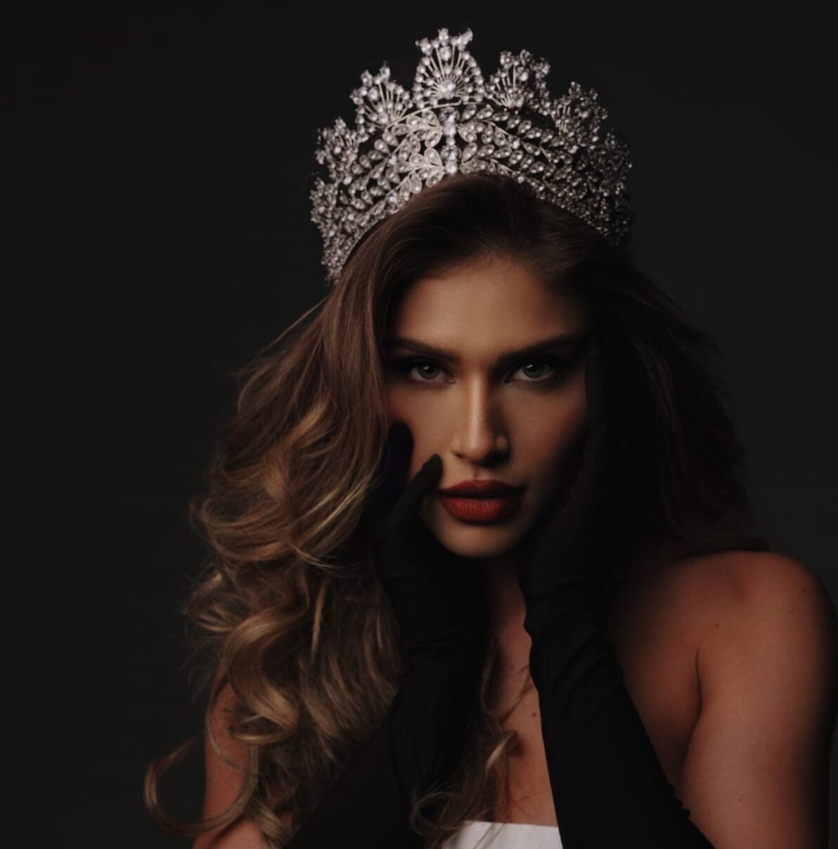 Gabriele Marinho recebe coroação no Miss Universe Alagoas 2024